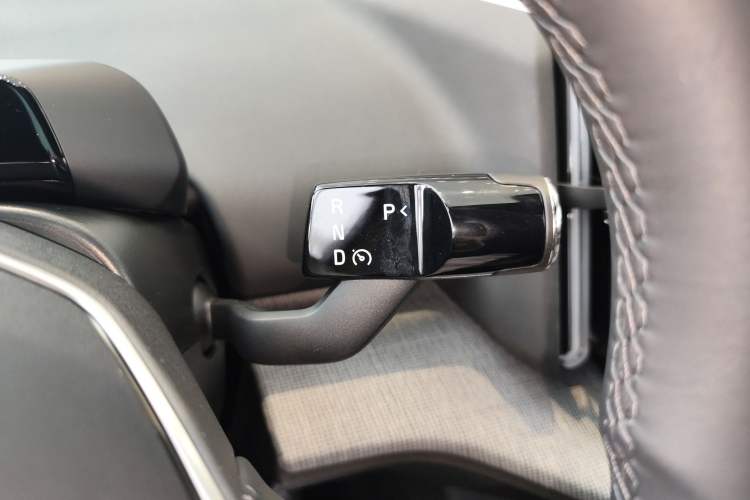 Used Volvo EX30 2025 Rear-Drive Long-Range Plus Model Gear Lever