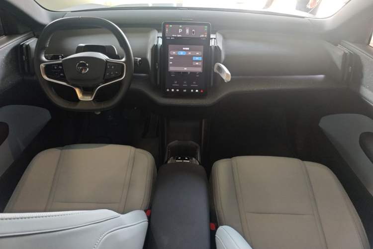 Used Volvo EX30 2025 Rear-Drive Long-Range Version Ultra Center Console