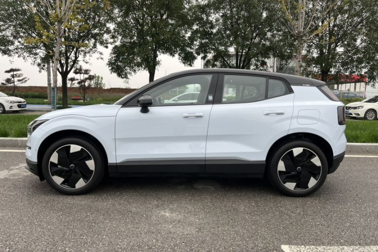Used Volvo EX30 2025 Rear-Drive Long-Range Version Ultra Exterior 4