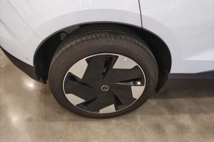 Used Volvo EX30 2025 Rear-Drive Long-Range Version Ultra Exterior 4