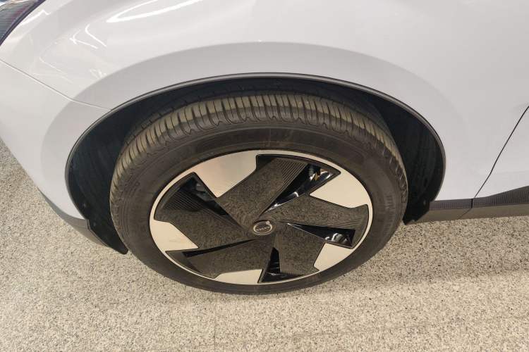 Used Volvo EX30 2025 Rear-Drive Long-Range Plus Model Exterior 7