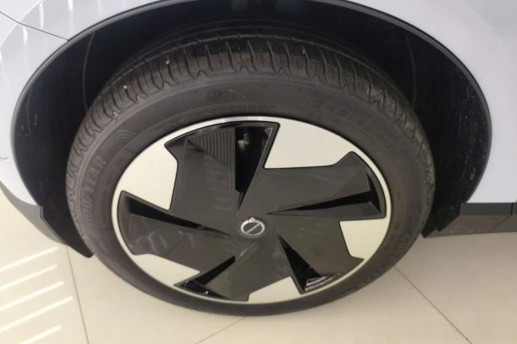 Used Volvo EX30 2025 Rear-Drive Long-Range Version Ultra Exterior 7