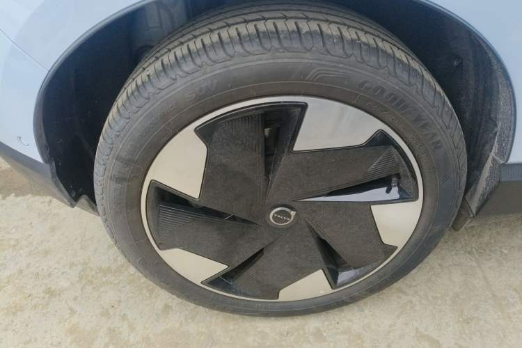 Used Volvo EX30 2025 Rear-Drive Long-Range Version Ultra Exterior 8