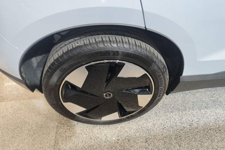 Used Volvo EX30 2025 Rear-Drive Long-Range Plus Model Exterior 8