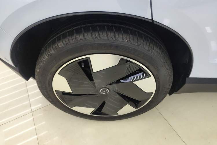 Used Volvo EX30 2025 Rear-Drive Long-Range Version Ultra Exterior 8