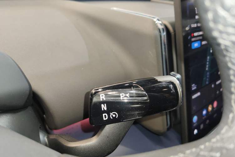 Used Volvo EX30 2025 Rear-Drive Long-Range Plus Model Gear Lever