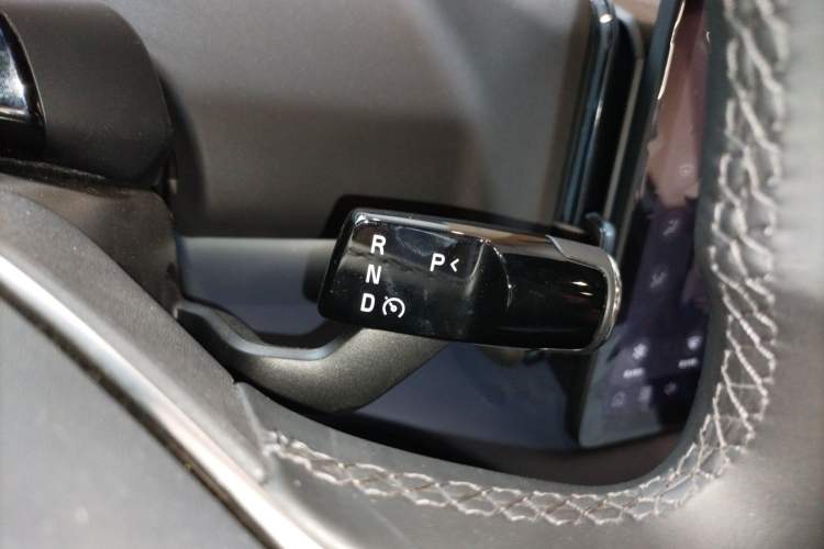 Used Volvo EX30 2025 Rear-Drive Long-Range Version Ultra Gear Lever