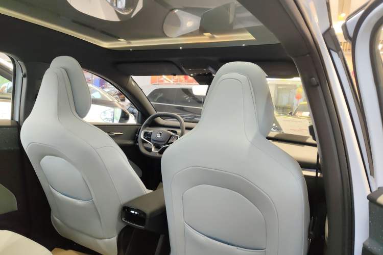 Used Volvo EX30 2025 Rear-Drive Long-Range Version Ultra Headliner