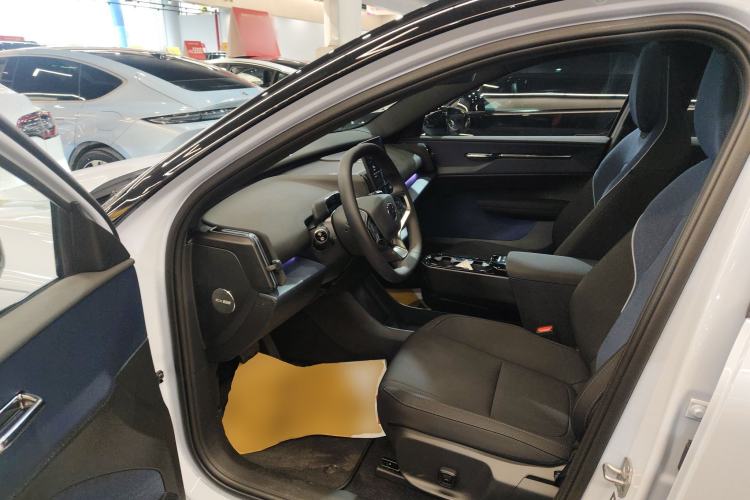 Used Volvo EX30 2025 Rear-Drive Long-Range Plus Model Interior 3