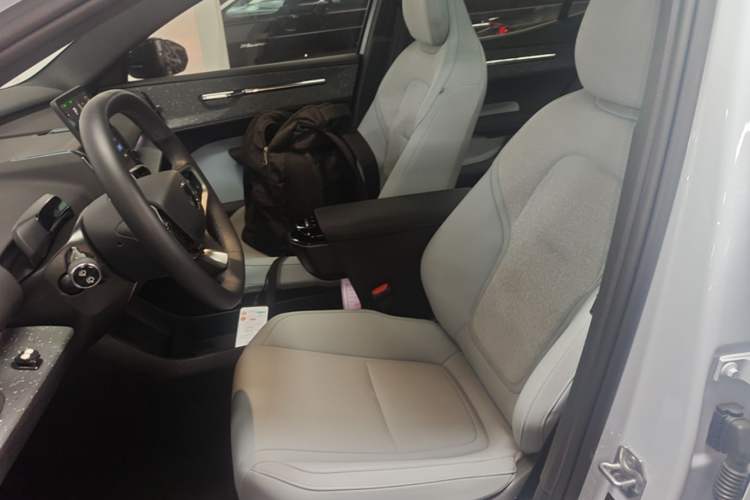 Used Volvo EX30 2025 Rear-Drive Long-Range Version Ultra Left Front Seat