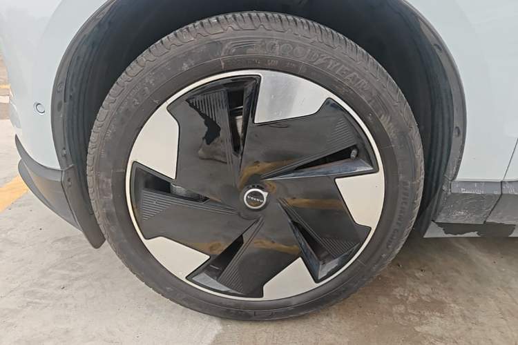 Used Volvo EX30 2025 Rear-Drive Long-Range Version Ultra Left Front Wheel Hub
