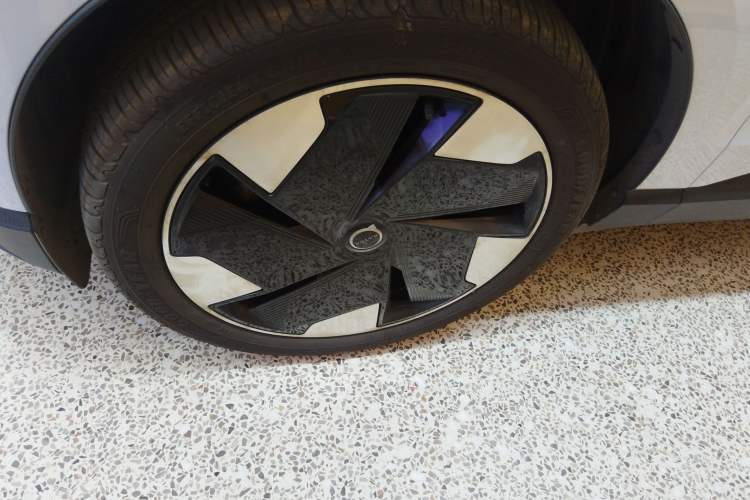 Used Volvo EX30 2025 Rear-Drive Long-Range Plus Model Left Front Wheel Hub