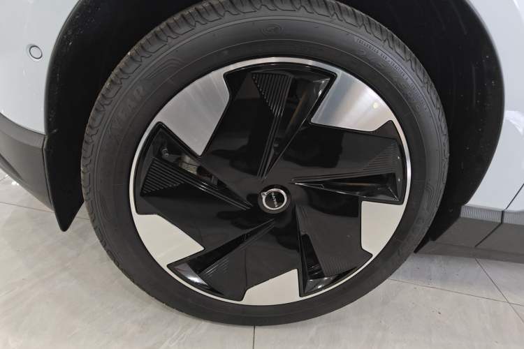 Used Volvo EX30 2025 Rear-Drive Long-Range Version Ultra Left Front Wheel Hub