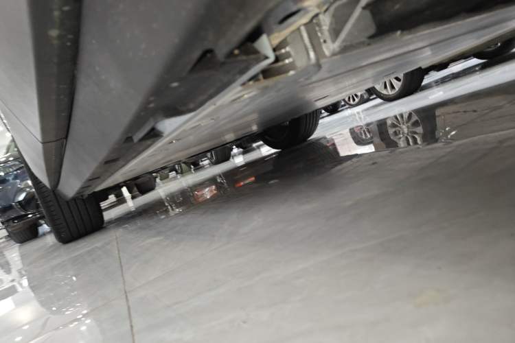 Used Volvo EX30 2025 Rear-Drive Long-Range Version Ultra Left Side Sill