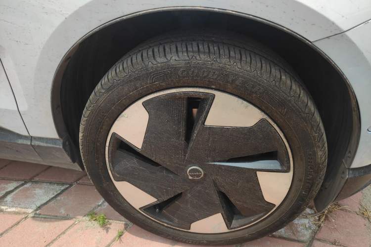 Used Volvo EX30 2025 Rear-Drive Long-Range Version Ultra Right Front Wheel Hub