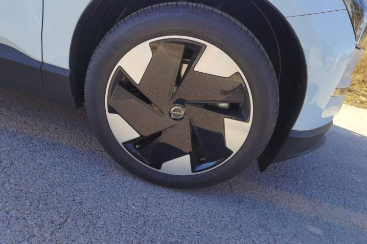 Used Volvo EX30 2025 Rear-Drive Long-Range Plus Model Right Front Wheel Hub