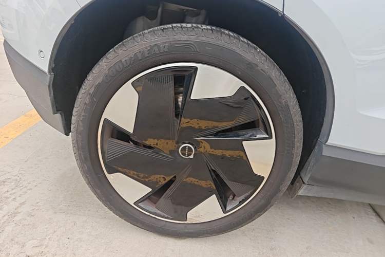Used Volvo EX30 2025 Rear-Drive Long-Range Version Ultra Right Rear Wheel Hub