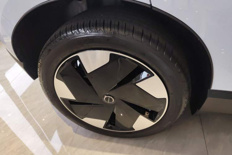 Used Volvo EX30 2025 Rear-Drive Long-Range Version Ultra Right Rear Wheel Hub