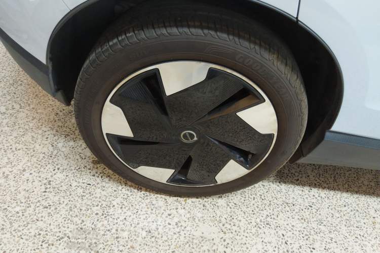 Used Volvo EX30 2025 Rear-Drive Long-Range Plus Model Right Rear Wheel Hub