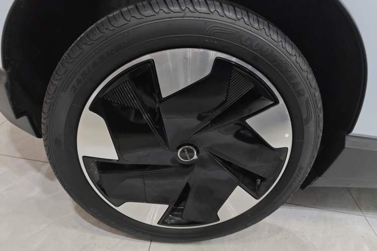 Used Volvo EX30 2025 Rear-Drive Long-Range Version Ultra Right Rear Wheel Hub