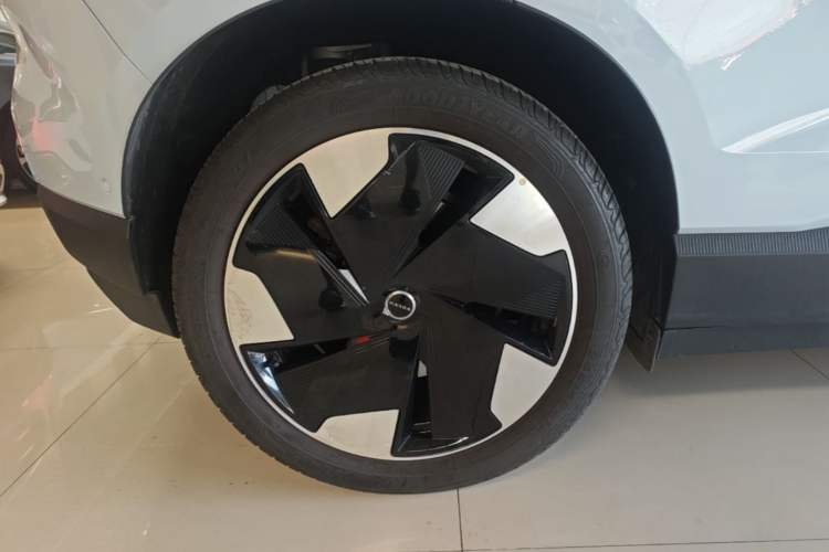Used Volvo EX30 2025 Rear-Drive Long-Range Version Ultra Right Rear Wheel Hub