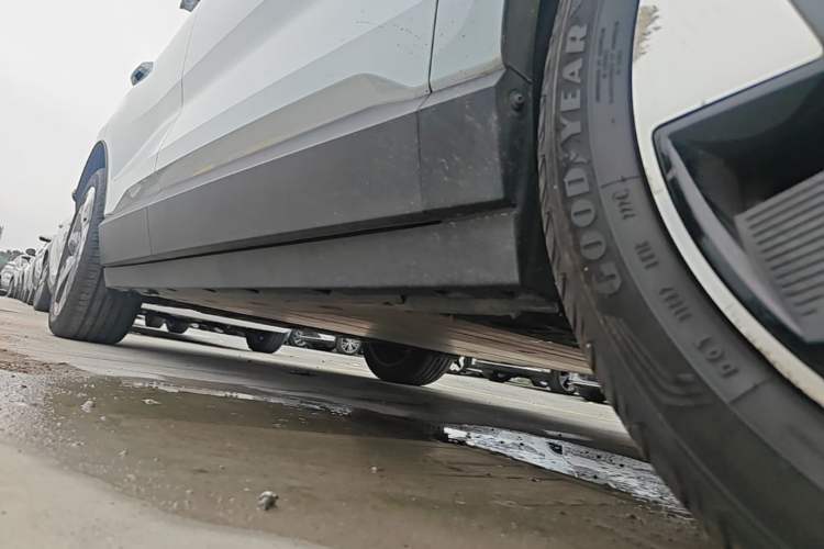 Used Volvo EX30 2025 Rear-Drive Long-Range Version Ultra Right Side Sill