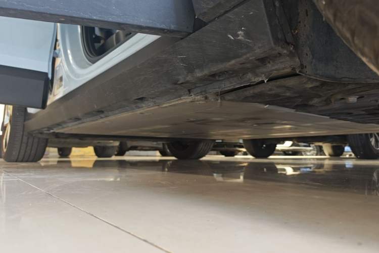 Used Volvo EX30 2025 Rear-Drive Long-Range Version Ultra Right Side Sill