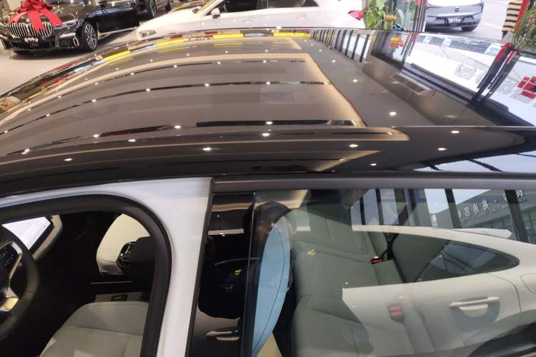 Used Volvo EX30 2025 Rear-Drive Long-Range Version Ultra Roof