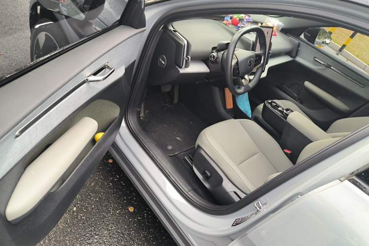 Used Volvo EX30 2025 Rear-Drive Long-Range Plus Model Driver Seat