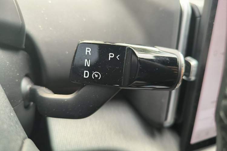 Used Volvo EX30 2025 Rear-Drive Long-Range Plus Model Gear Lever
