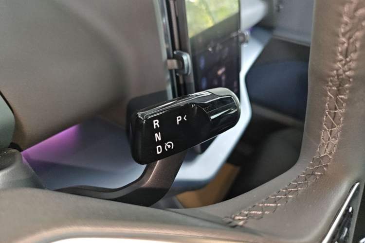 Used Volvo EX30 2025 Rear-Drive Long-Range Plus Model Gear Lever