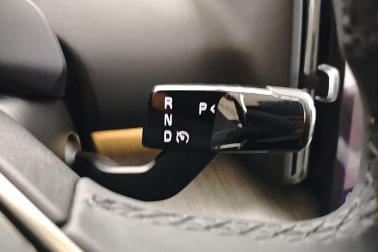 Used Volvo EX30 2025 Rear-Drive Long-Range Plus Model Gear Lever