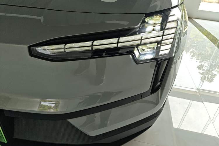 Used Volvo EX30 2025 Rear-Drive Long-Range Plus Model Left Front Headlight