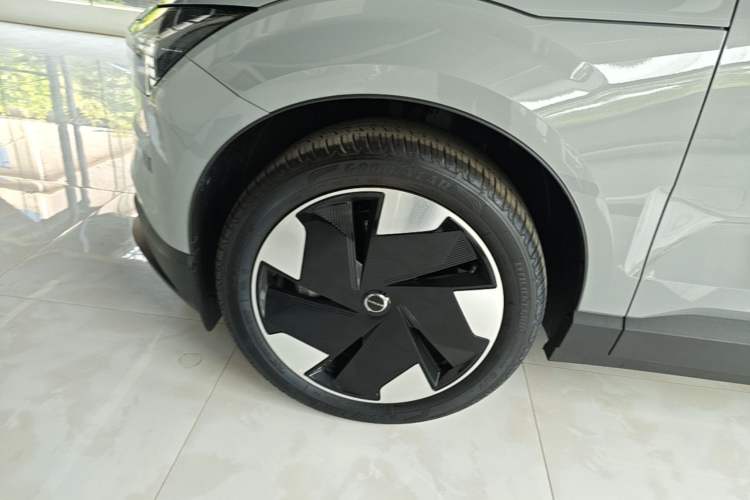 Used Volvo EX30 2025 Rear-Drive Long-Range Plus Model Left Front Wheel Hub