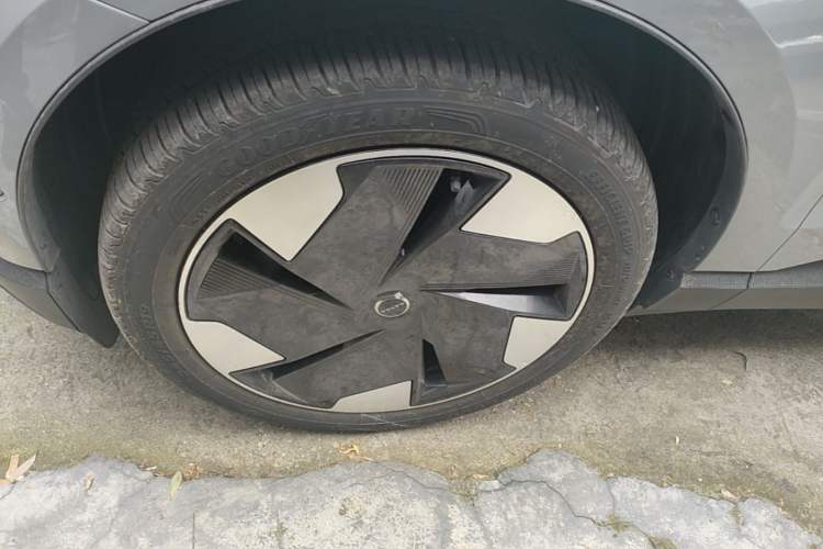 Used Volvo EX30 2025 Rear-Drive Long-Range Version Ultra Left Front Wheel Hub
