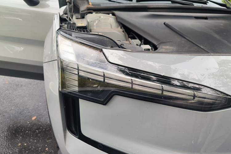 Used Volvo EX30 2025 Rear-Drive Long-Range Plus Model Right Front Headlight