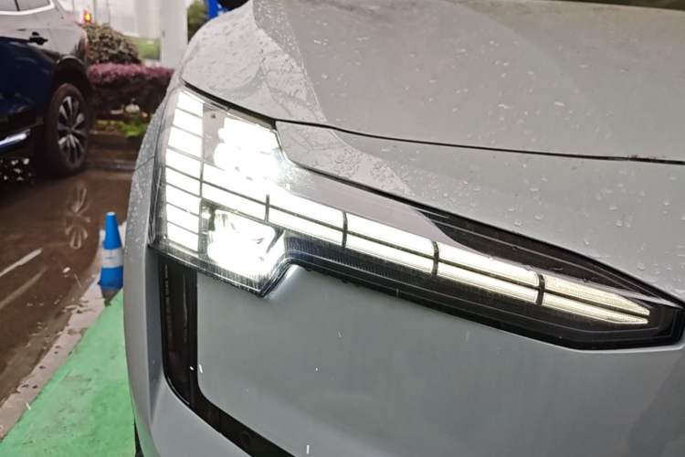 Used Volvo EX30 2025 Rear-Drive Long-Range Plus Model Right Front Headlight