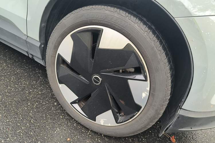 Used Volvo EX30 2025 Rear-Drive Long-Range Plus Model Right Front Wheel Hub