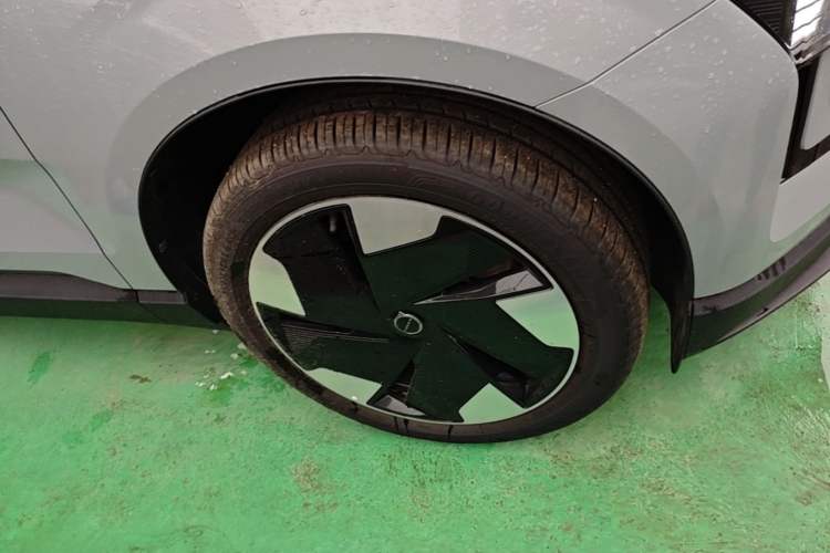 Used Volvo EX30 2025 Rear-Drive Long-Range Plus Model Right Front Wheel Hub