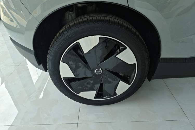 Used Volvo EX30 2025 Rear-Drive Long-Range Plus Model Right Rear Wheel Hub