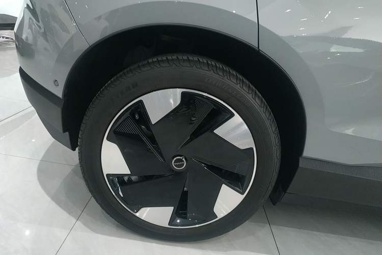 Used Volvo EX30 2025 Rear-Drive Long-Range Version Ultra Right Rear Wheel Hub