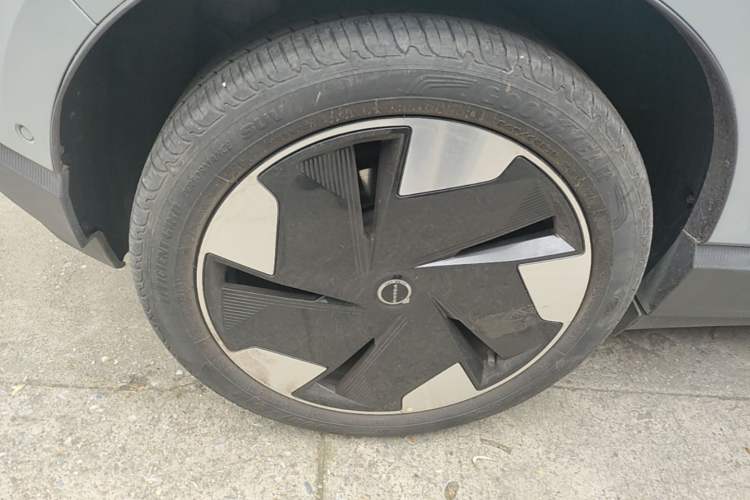 Used Volvo EX30 2025 Rear-Drive Long-Range Version Ultra Right Rear Wheel Hub