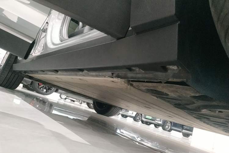 Used Volvo EX30 2025 Rear-Drive Long-Range Version Ultra Right Side Sill