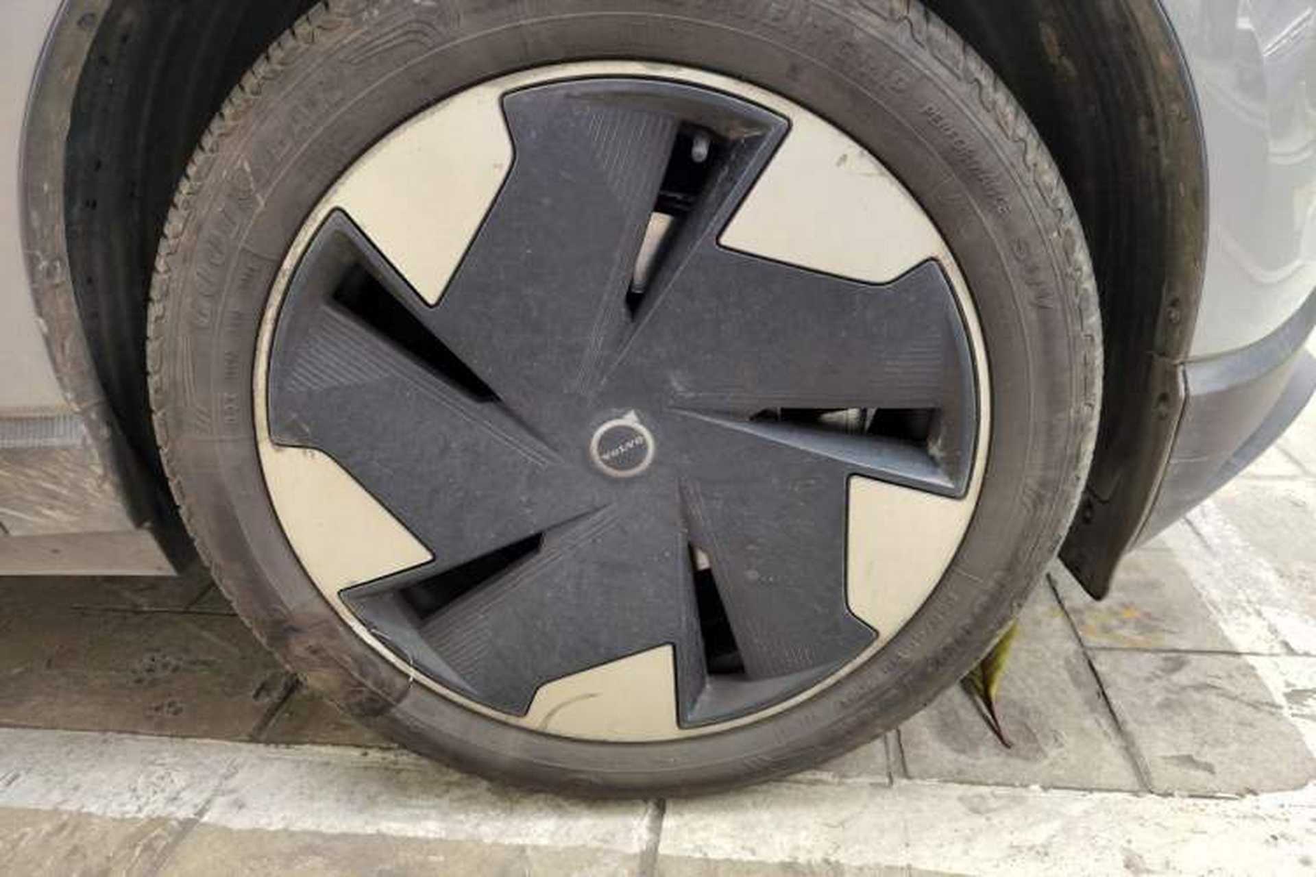 Used Volvo EX30 2025 Rear-Drive Long-Range Plus Model Right Front Wheel Hub