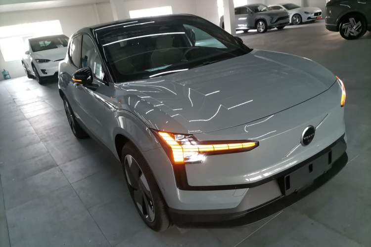 Used Volvo EX30 2025 Rear-Drive Long-Range Version Ultra Exterior 1