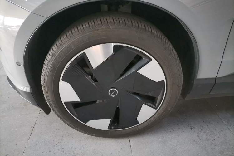 Used Volvo EX30 2025 Rear-Drive Long-Range Version Ultra Exterior 4