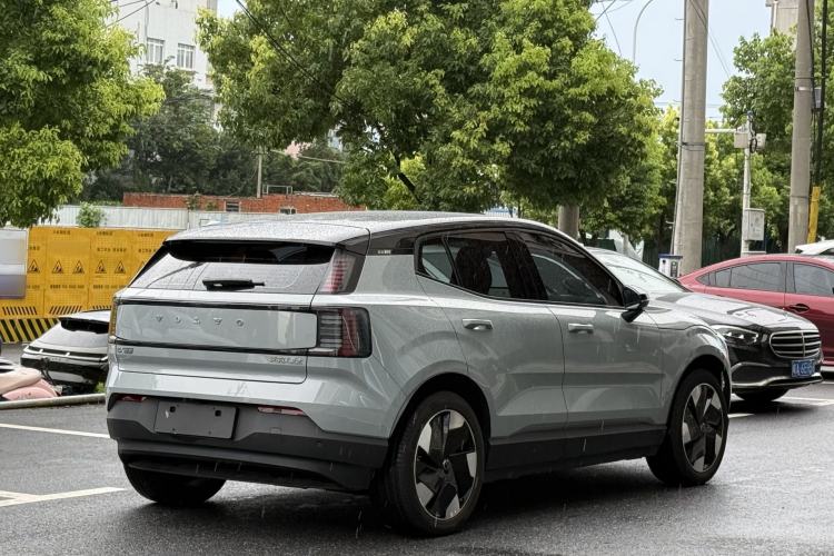 Used Volvo EX30 2025 Rear-Drive Long-Range Plus Model Exterior 5