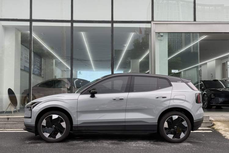Used Volvo EX30 2025 Rear-Drive Long-Range Plus Model Exterior 6