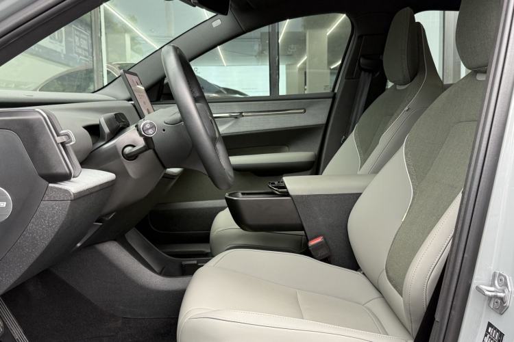 Used Volvo EX30 2025 Rear-Drive Long-Range Plus Model Interior 1
