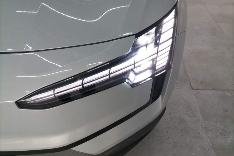 Used Volvo EX30 2025 Rear-Drive Long-Range Version Ultra Left Front Headlight